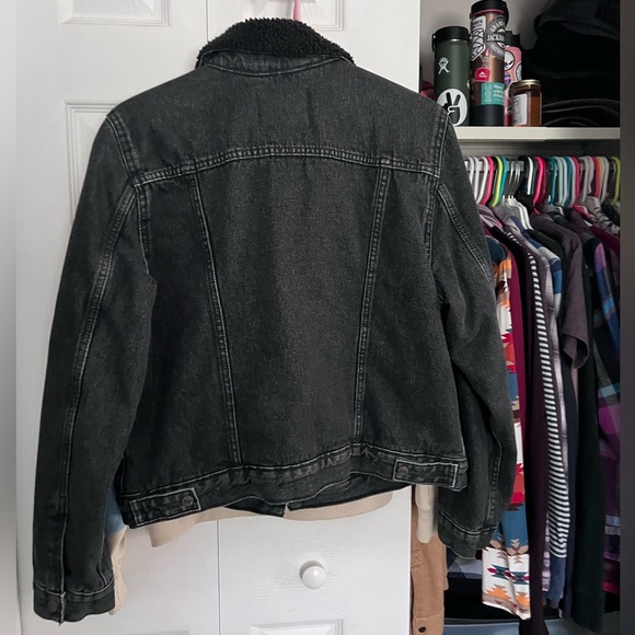 Women’s Levi’s Sherpa lined denim jacket - Picture 4 of 4